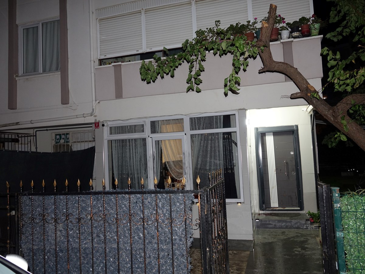 Olcay Ö. evinde silahla vurularak öldürülmüş halde bulundu. Olcay Ö. evinde silahla vurularak öldürülmüş halde bulundu.