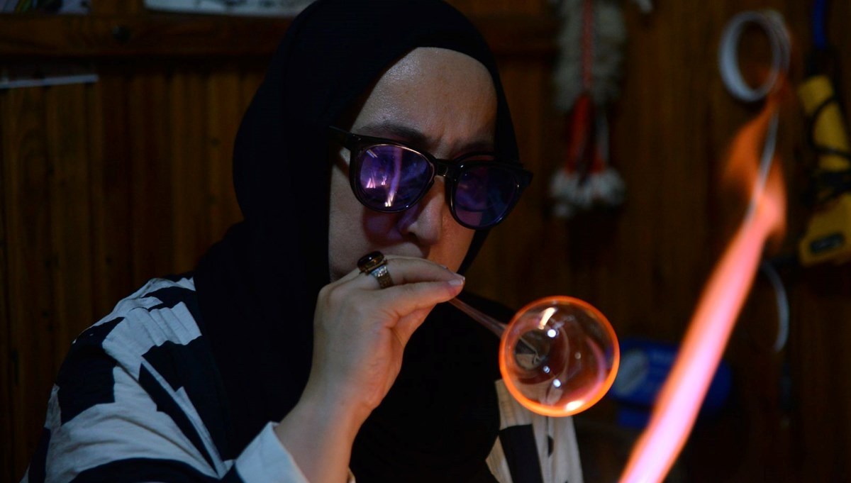 15 yıldır cama nefesiyle şekil veriyor: Hem hobisi hem mesleği oldu