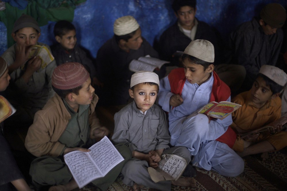 Пакистан как живут. Медресе в Пакистане. Школа в Пакистане. Школьники Пакистана. Воспитание детей в Таджикистане.
