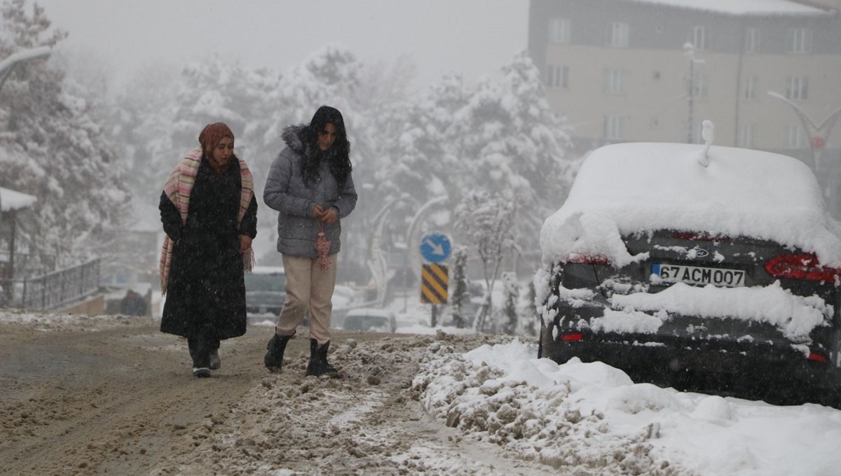 Hakkari’de gece kar bastırdı, taşımalı eğitime ara verildi