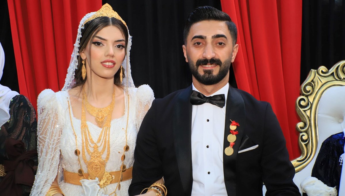 Hakkari'de aşiret düğünü: Geline 5 kilo altın, damada ise 5 milyon TL para takıldı Hakkari'de aşiret düğünü: Geline 5 kilo altın, damada ise 5 milyon TL para takıldı