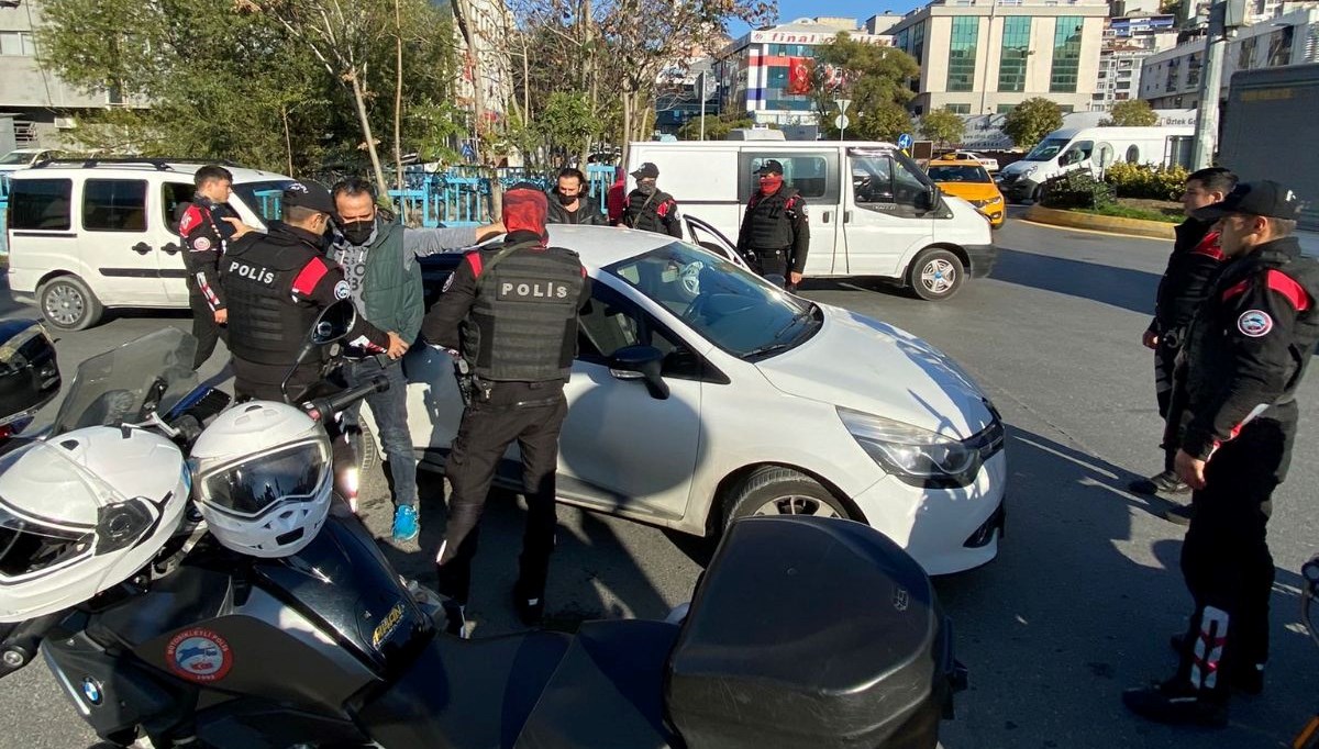 17 ayrı suçtan aranan ve 17 yıl hapis cezası olan kişi korsan takside yakalandı