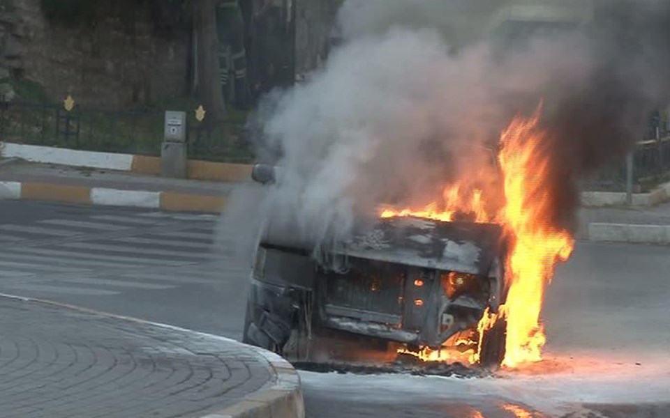 Fatih’te seyir halindeki bir otomobil alev alev yandı - 1