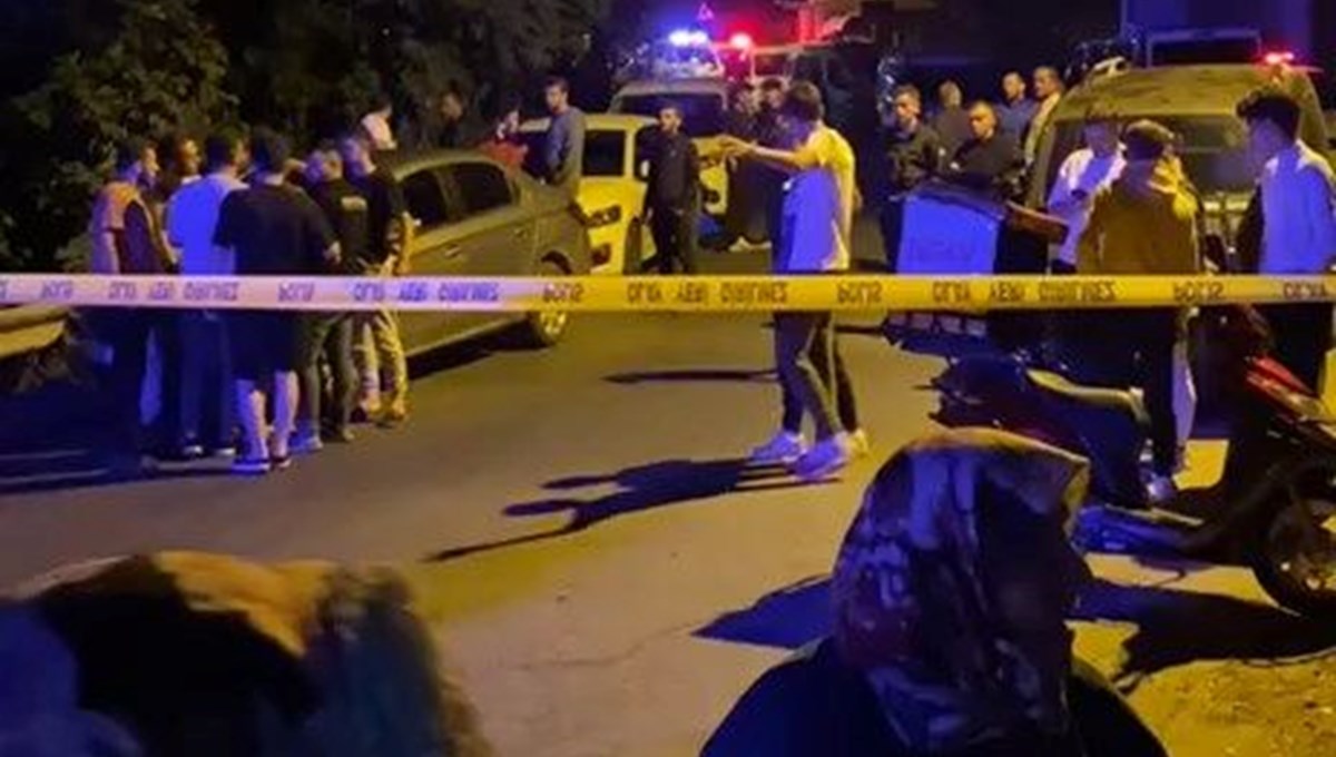 Beykoz'da kıraathanede silahlı ve satırlı saldırı: 4 yaralı Beykoz'da kıraathanede silahlı ve satırlı saldırı: 4 yaralı