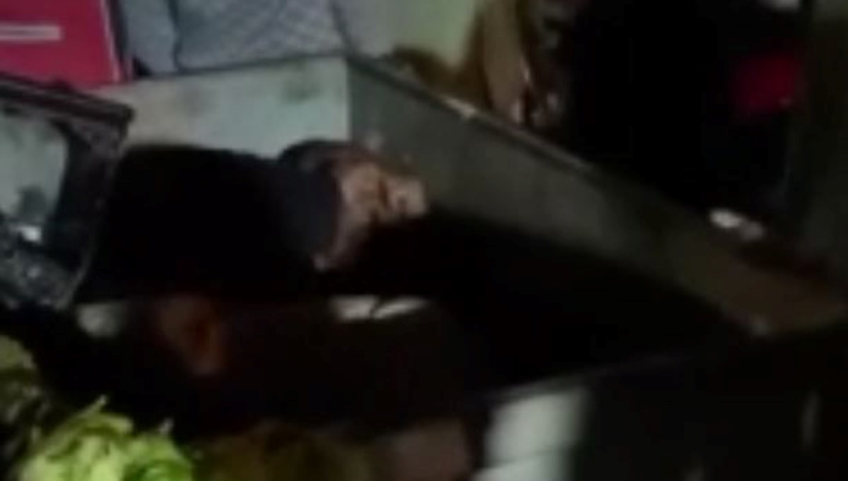Beylikdüzü'nde adamı çöpe attılar Beylikdüzü'nde adamı çöpe attılar