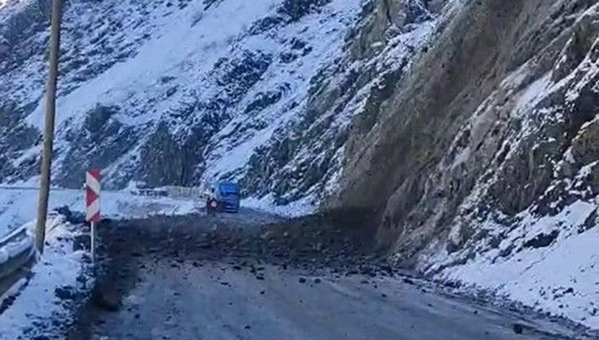 Yüksekova- Hakkari kara yolunda heyelan