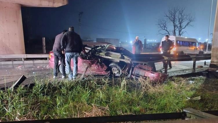 Tekirdağ'da otomobil bariyerlere çarptı: İki ölü