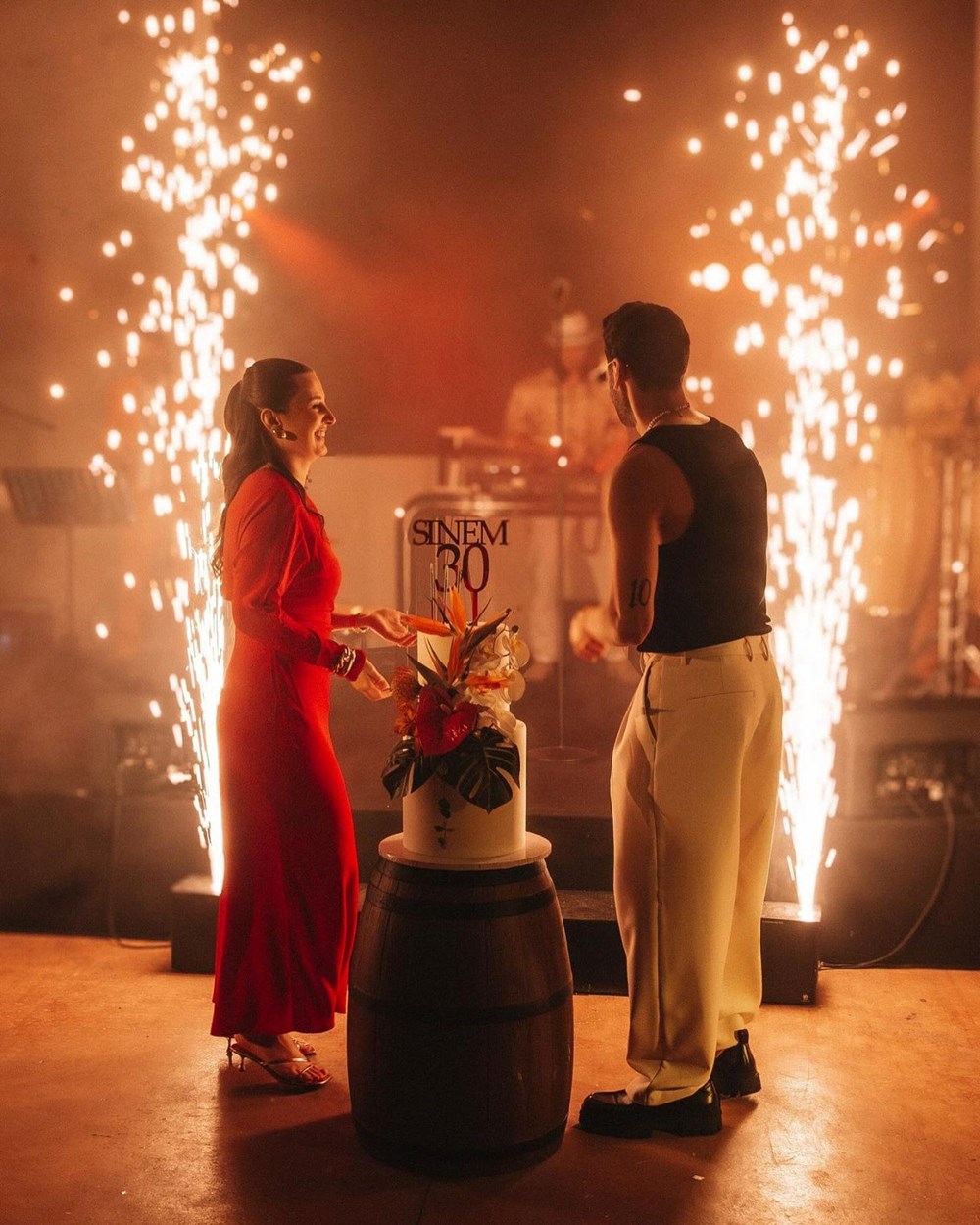 Hakan Çalhanoğlu'ndan eşine sürpriz doğum günü partisi - 6