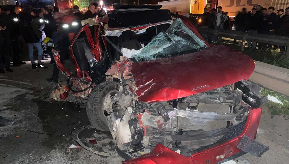 Artvin’de otomobil tıra çarptı: 1 ölü, 1 yaralı Artvin’de otomobil tıra çarptı: 1 ölü, 1 yaralı