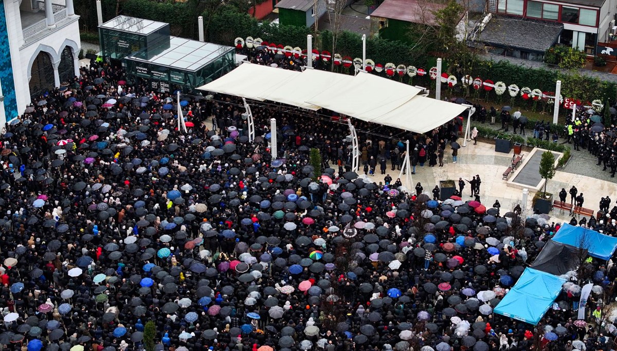 Ferdi Tayfur'un cenazesinde ayakkabı hırsızları boş durmadı