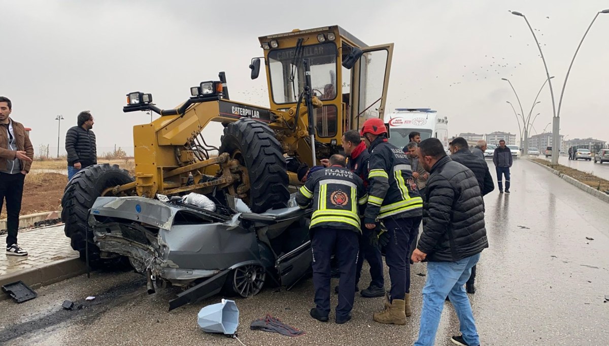 Otomobil, greyderin altına girdi: Bir kişi öldü