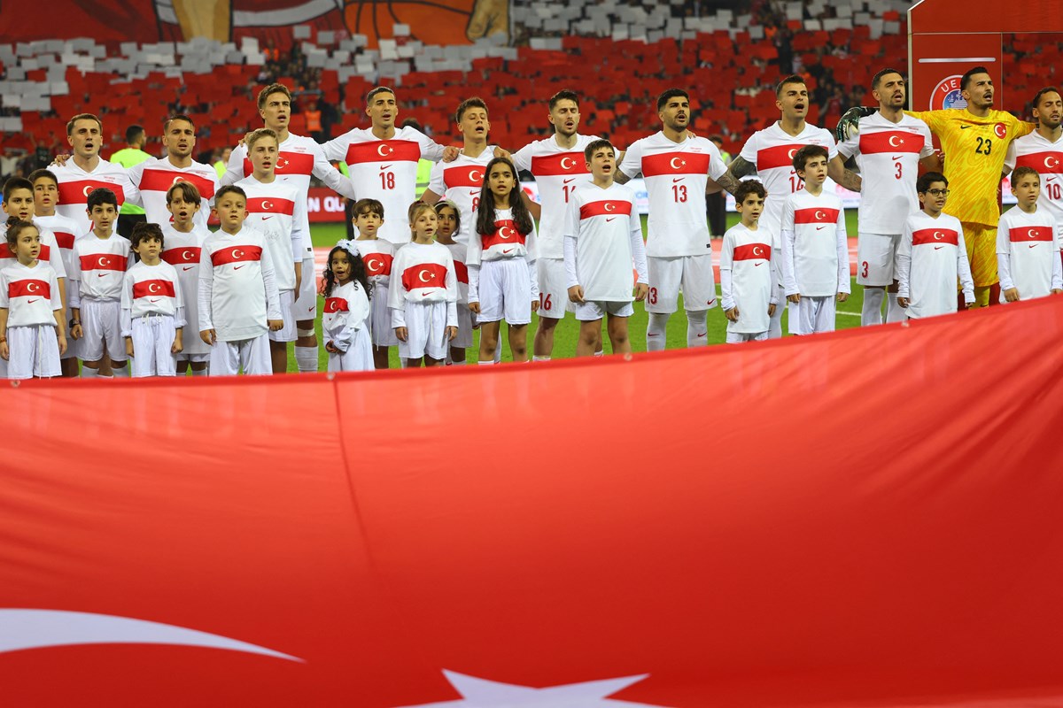 A Milli Takım oyuncuları, Gürcistan maçı öncesi İstiklal Marşı