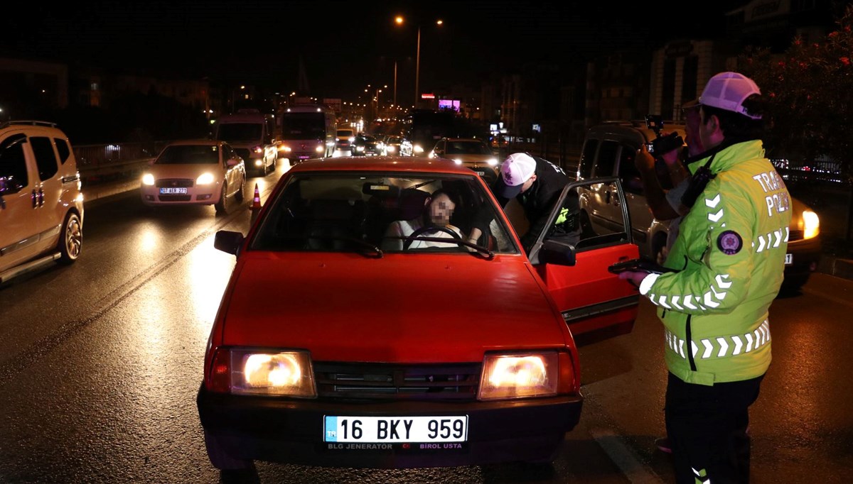 Akan trafiğin ortasında uyuyakaldı, cadde kilitlendi: “Dişim apse yapmasın diye alkolü ağzımda gezdirdim”