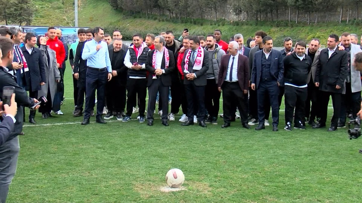Pendikspor Başkanı Mahmut Türkoğlu, kulüp yöneticileri ve sporcularla bir araya gelen Kurum, sahada şut attı. Pendikspor Başkanı Mahmut Türkoğlu, kulüp yöneticileri ve sporcularla bir araya gelen Kurum, sahada şut attı.