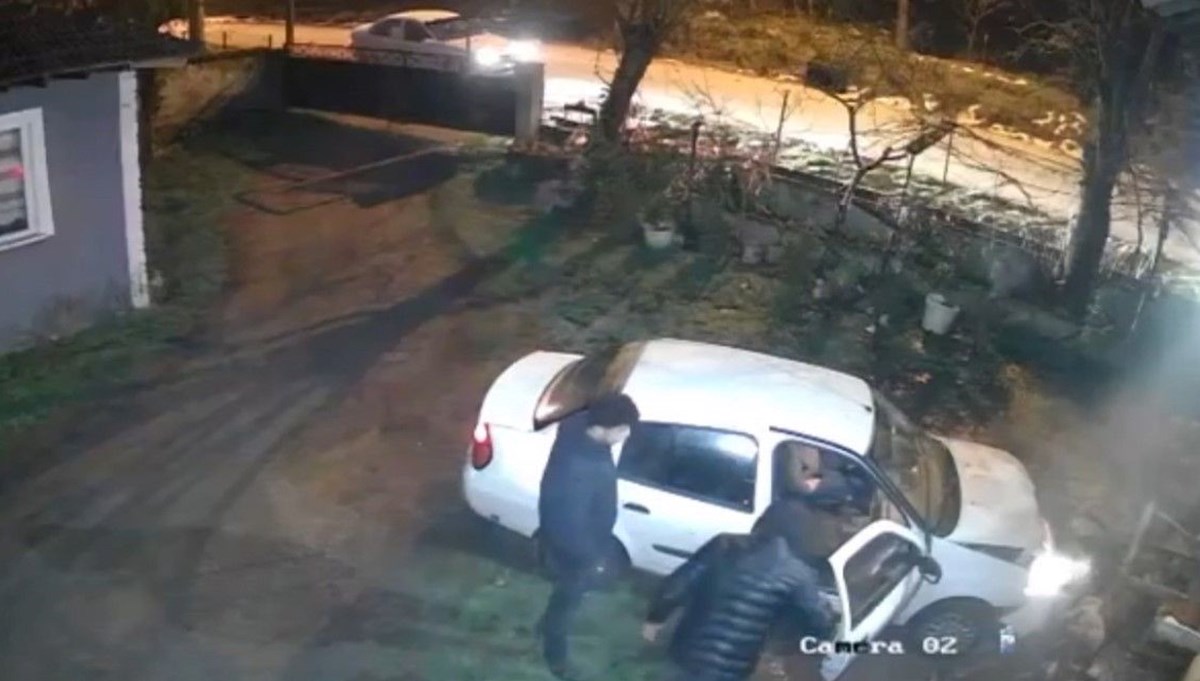 Evin bahçesine uçan araç köpek kulübesini parçaladı Evin bahçesine uçan araç köpek kulübesini parçaladı