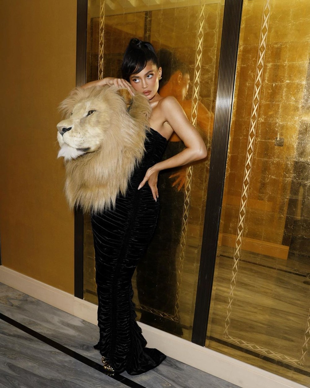 Paris Moda Haftası'na Kylie Jenner'ın 'aslan başlı' elbisesi damga vurdu - 1