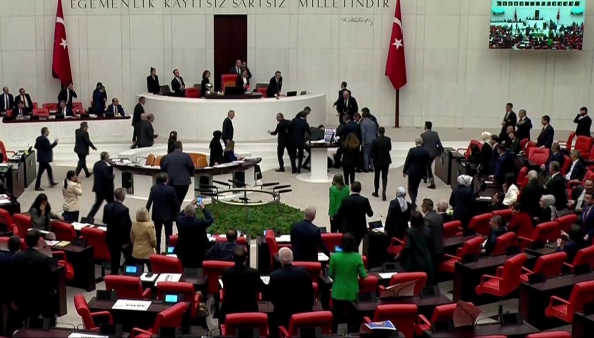 Saadet Partili Bitmez TBMM kürsüsünde fenalaştı: O anlar kamerada Saadet Partili Bitmez TBMM kürsüsünde fenalaştı: O anlar kamerada