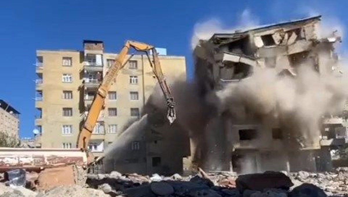 Diyarbakır’da 8 katlı bina yıkım sırasında çöktü Diyarbakır’da 8 katlı bina yıkım sırasında çöktü