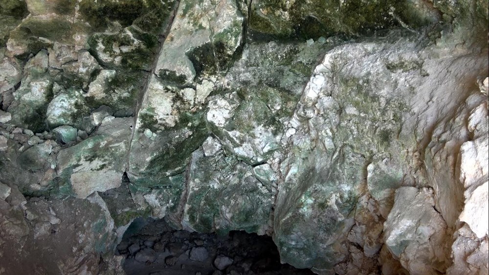 Van'da yol çalışmasında Urartular dönemine ait 2 kaya mezarı bulundu - 8