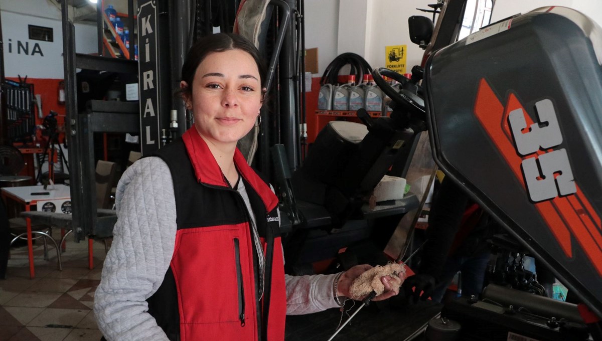 Sanayinin tek kadın çalışanı Melike Hanım:Ağabeyine özendi şimdi forklift servisinde çıraklık yapıyor