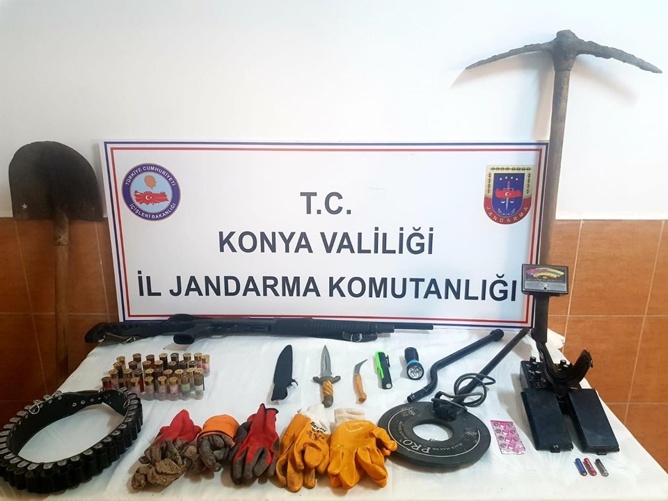 Tarihi kalede kaçak kazı yaparken yakalandılar - 1