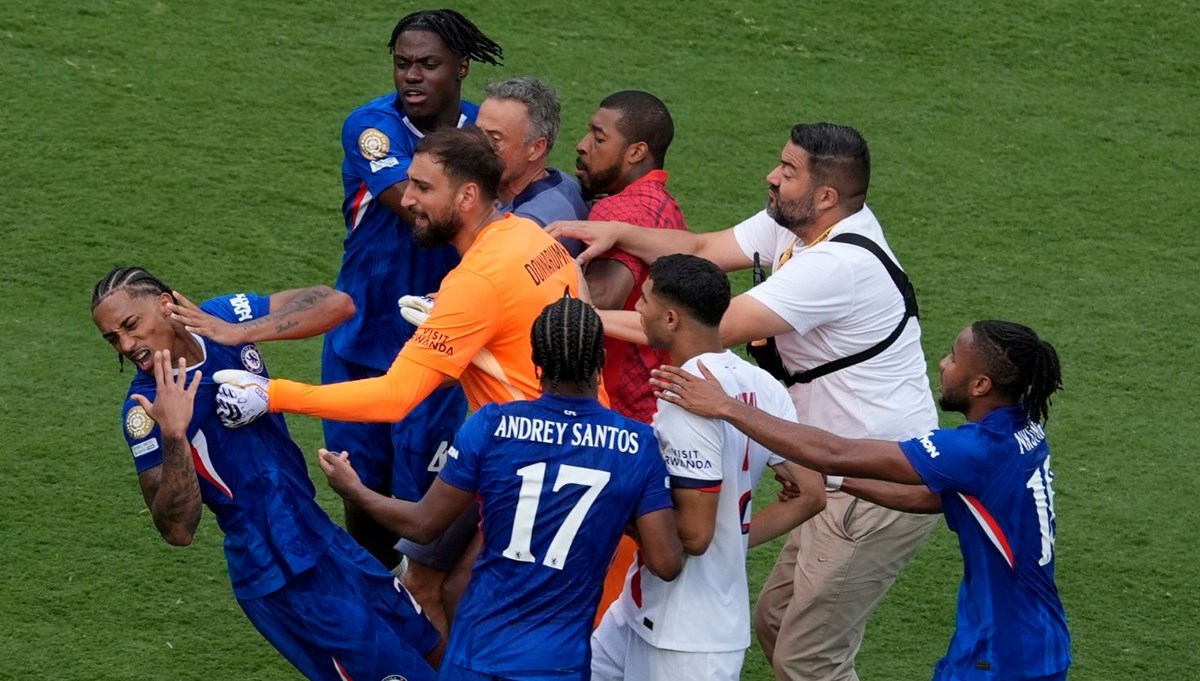 Teknik direktörden futbolcuya yumruk