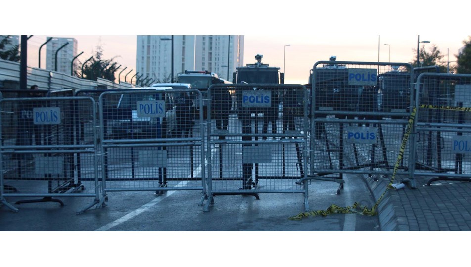 Bank Asya çalışanları polislere kimlik göstererek içeri girdi