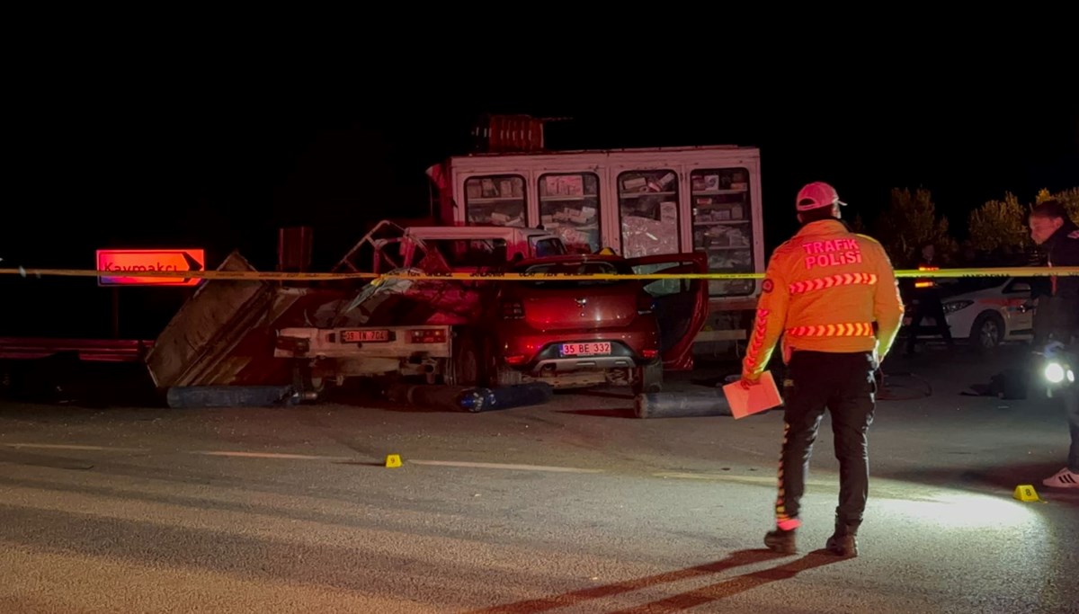 İzmir'de zincirleme kaza: Anne ve oğlu öldü, 4 kişi yaralandı