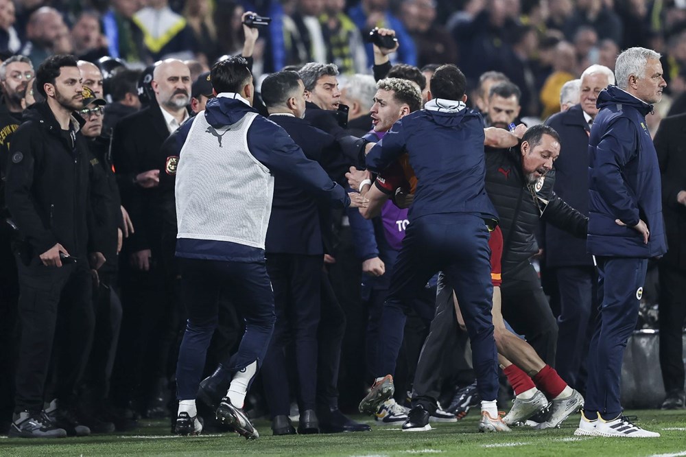 Okan Buruk'un burnunu sıkan Jose Mourinho'nun faturası: 5-10 maç | Futbolculara da ağır ceza kapıda - 10