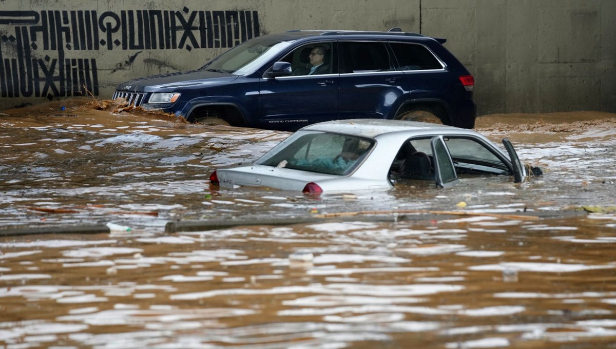 Lübnan'da sel: Beyrut Nehri taştı, araçlar ve binalar sular altında kaldı