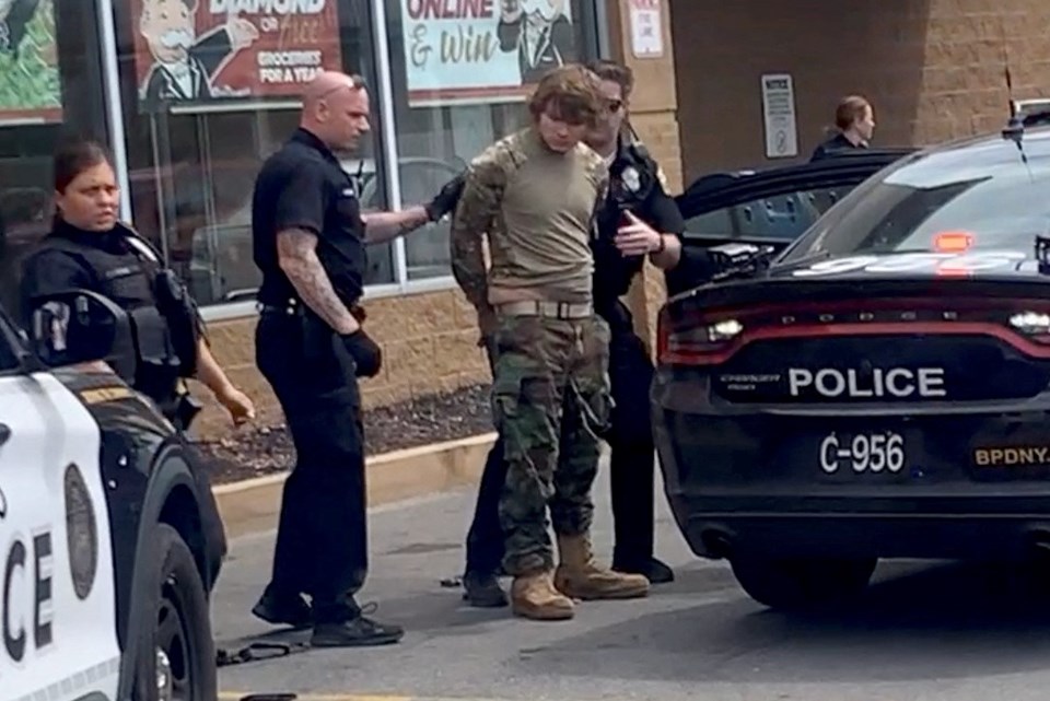 Buffalo kentinde bir süpermarkete düzenlenen silahlı saldırıda 10 kişi ölmüş, 3 kişi yaralanmış, saldırganın "Payton Gendron" isimli 18 yaşında beyaz bir erkek olduğu açıklanmıştı.