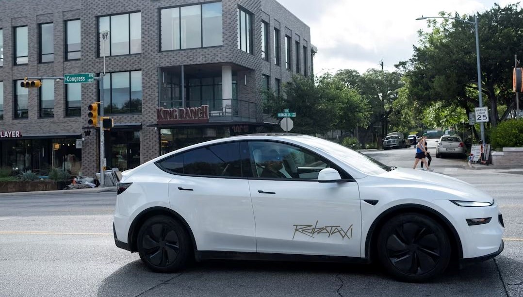 Tesla’nın robotaksileri yola çıktı