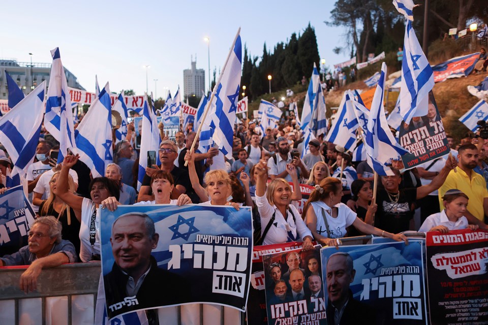 Netanyahu destekçileri seçimi protesto etmek için meclis önünde toplanmıştı.