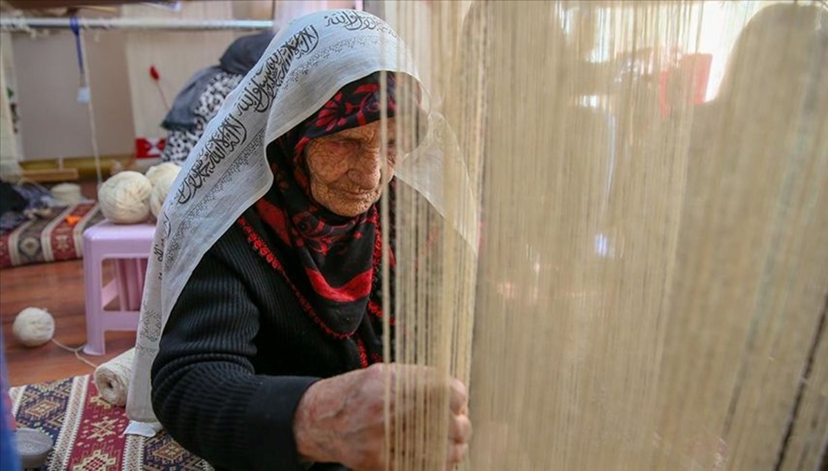 Dokuma kursunun 85 yaşındaki kursiyeri hem öğreniyor hem öğretiyor