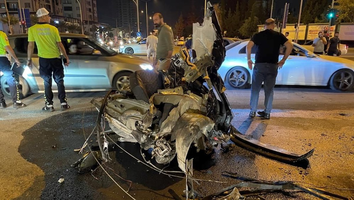 Mersin'de feci kaza: 1'i ağır 3 yaralı Mersin'de feci kaza: 1'i ağır 3 yaralı
