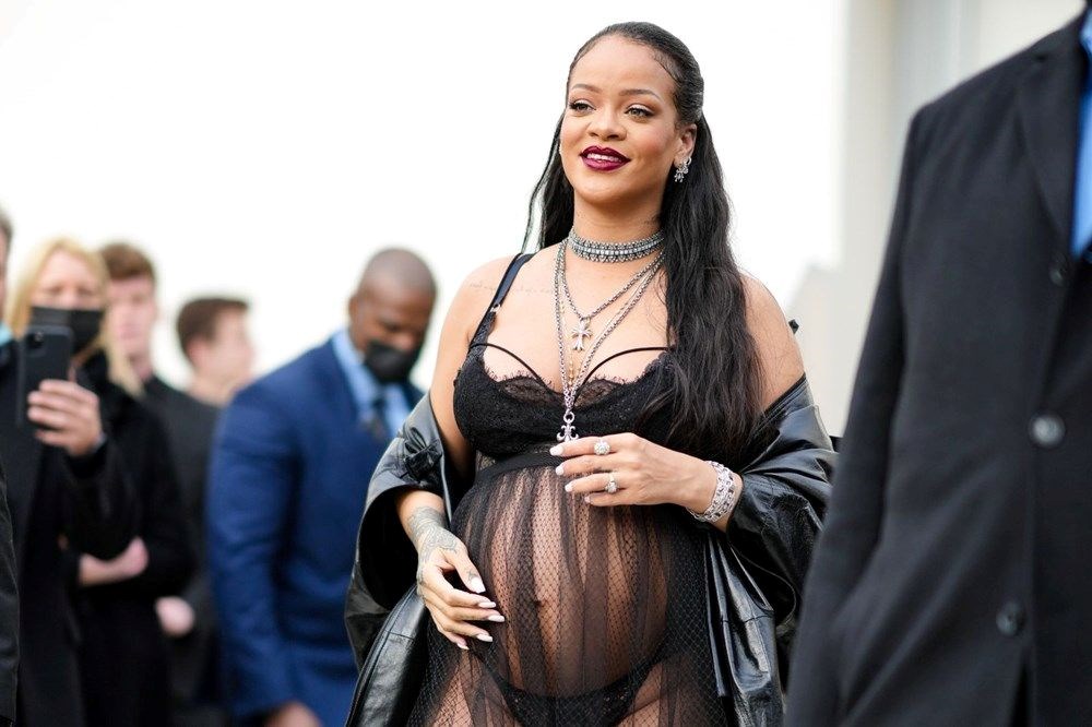 Rihanna ilk bebeğini dünyaya getirdi - 3