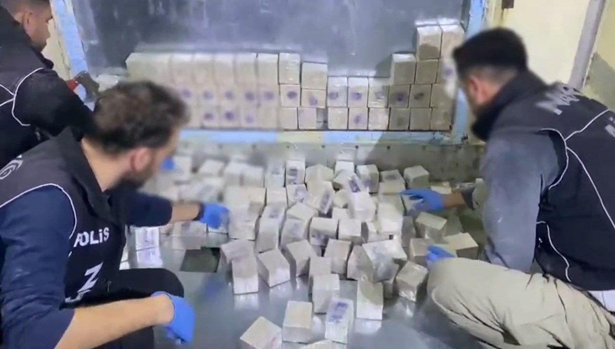 Ağrı'da sınır kapısında 69 kilo eroin ele geçirildi Ağrı'da sınır kapısında 69 kilo eroin ele geçirildi