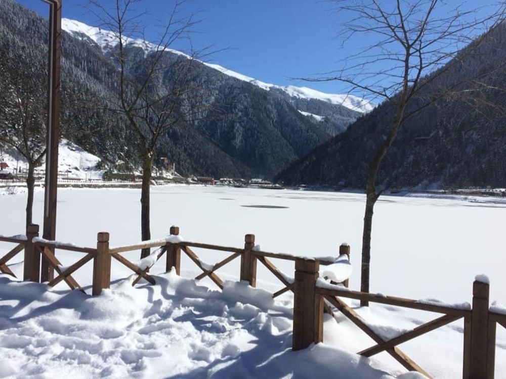 Beyaz örtüyle kaplanan Uzungöl buz tuttu - 4