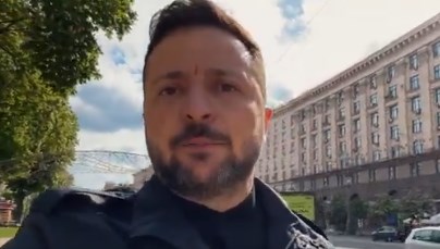 Zelenski sokağa indi