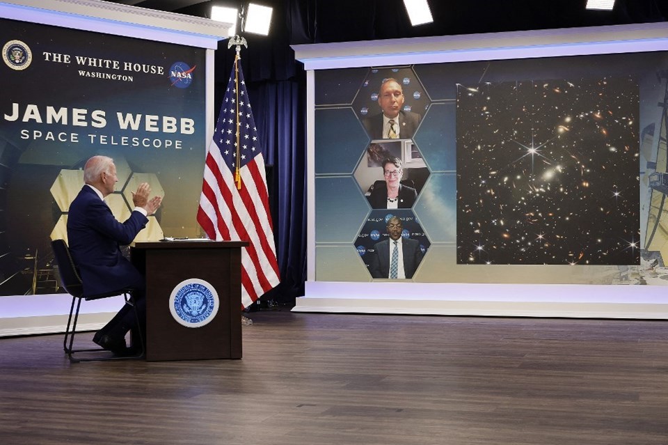 ABD Başkanı Biden NASA'nın yayınladığı görüntüleri izledi.
