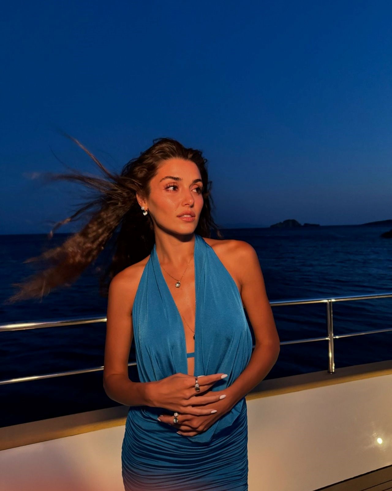 Keyifli an yaşayan Hande Erçel