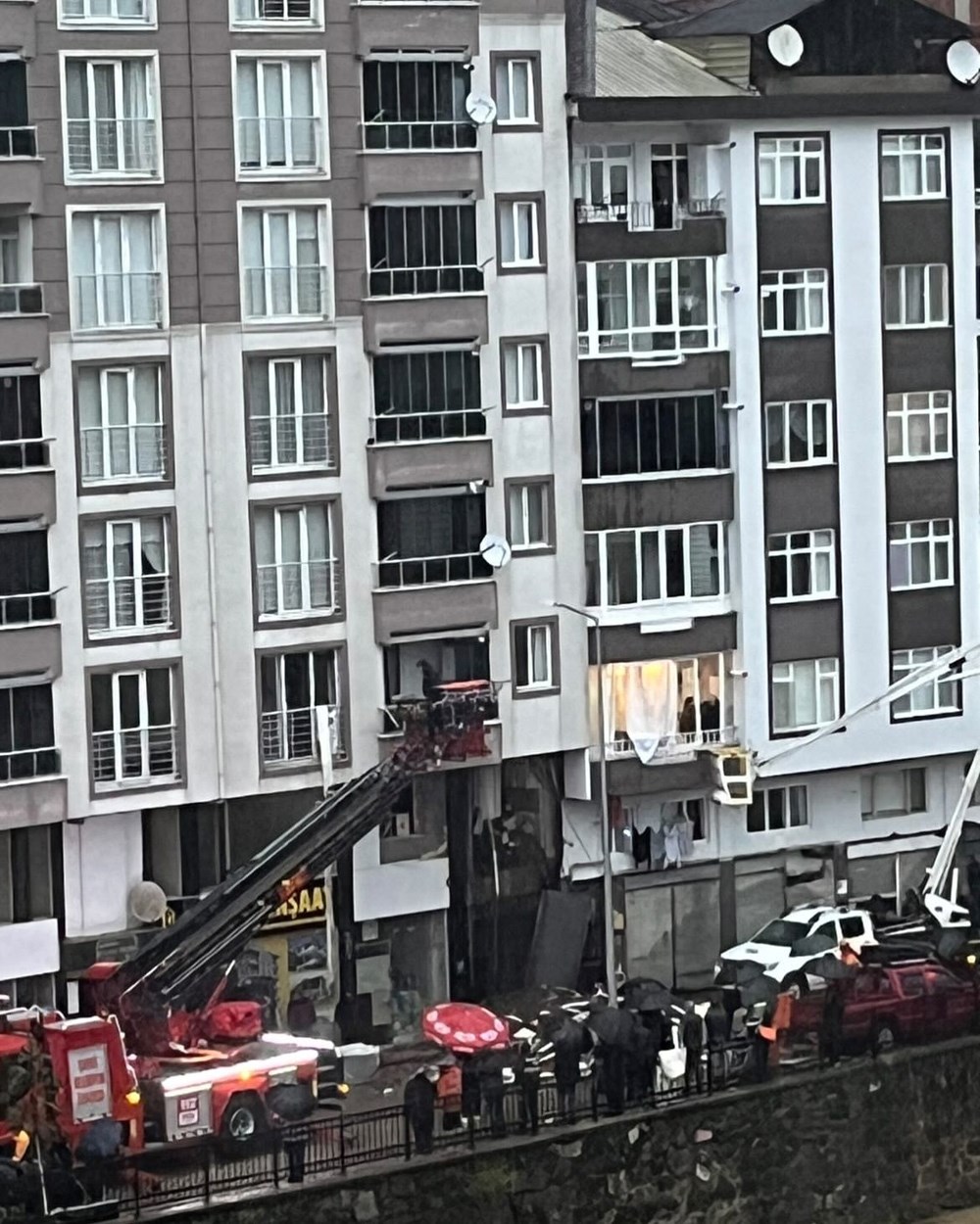 Çayeli'de heyelan: 1 ölü, 3 yaralı - 2