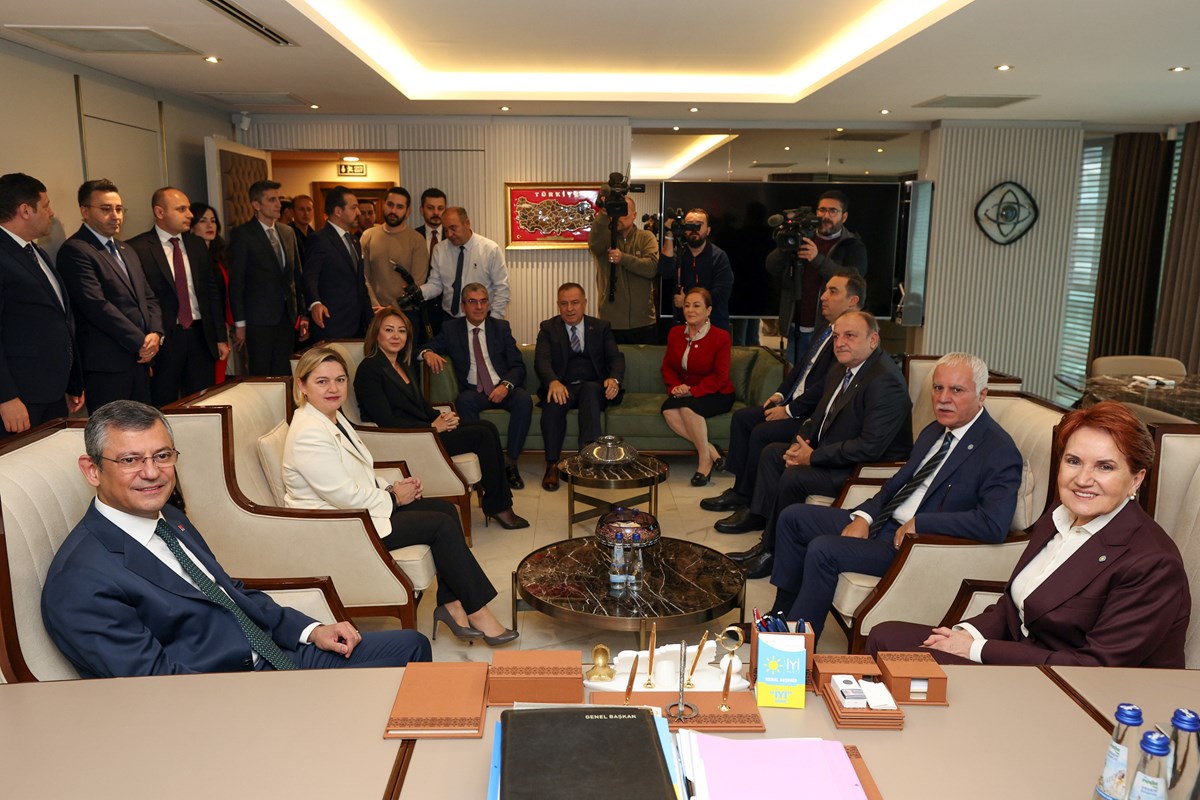 CHP lideri Özel’e CHP Genel Sekreteri Selin Sayek Böke, Genel Başkan Yardımcıları Gökhan Zeybek, Gül Çiftçi ve Grup Başkanvekili Gökhan Günaydın eşlik etti. CHP lideri Özel’e CHP Genel Sekreteri Selin Sayek Böke, Genel Başkan Yardımcıları Gökhan Zeybek, Gül Çiftçi ve Grup Başkanvekili Gökhan Günaydın eşlik etti.