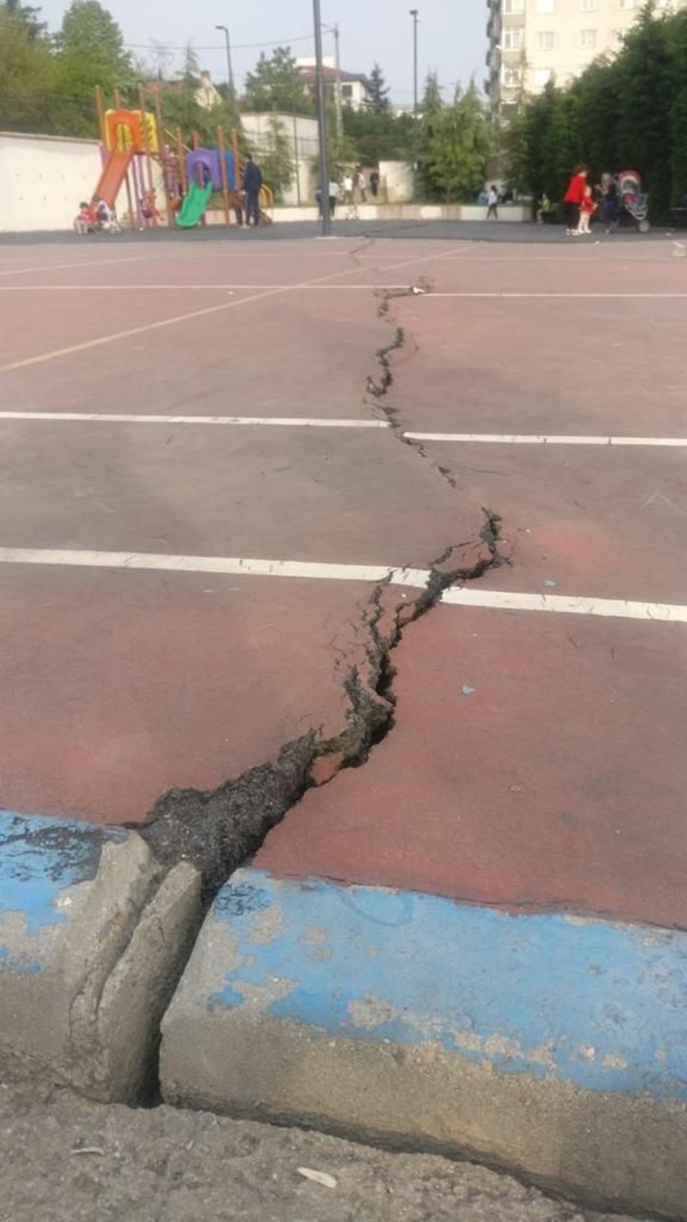 Sancaktepe�de parkta korkutan çatlaklar Son Dakika Türkiye Haberleri