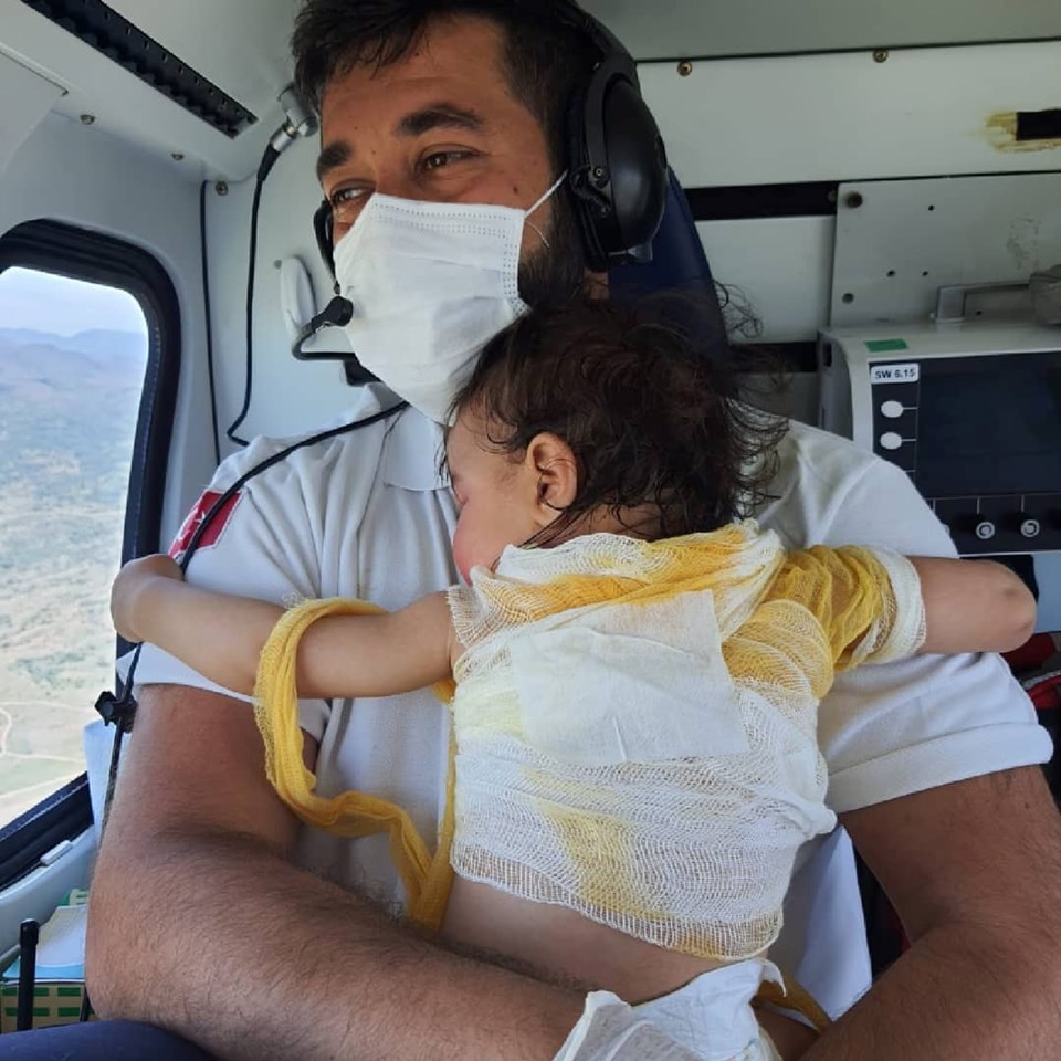 Sıcak suyla yanan Beril bebek ambulans helikopterle Eskişehir'e sevk edildi - 1