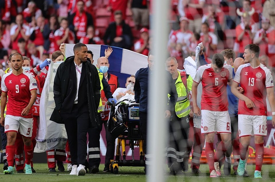EURO 2020'de üzücü olay: Danimarka-Finlandiya karşılaşmasında Christian Eriksen fenalaştı - 1