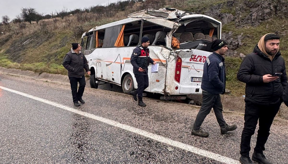 İşçileri taşıyan servis aracı devrildi: 4'ü ağır 25 yaralı