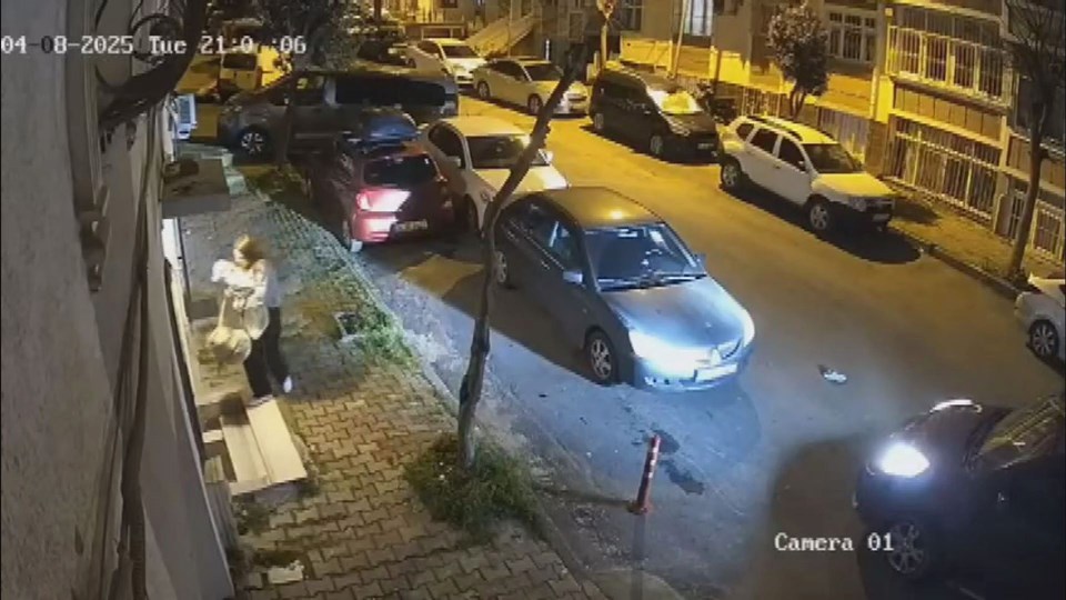 Sokak ortasında kucağında bebek olan eşini dövdü - 1