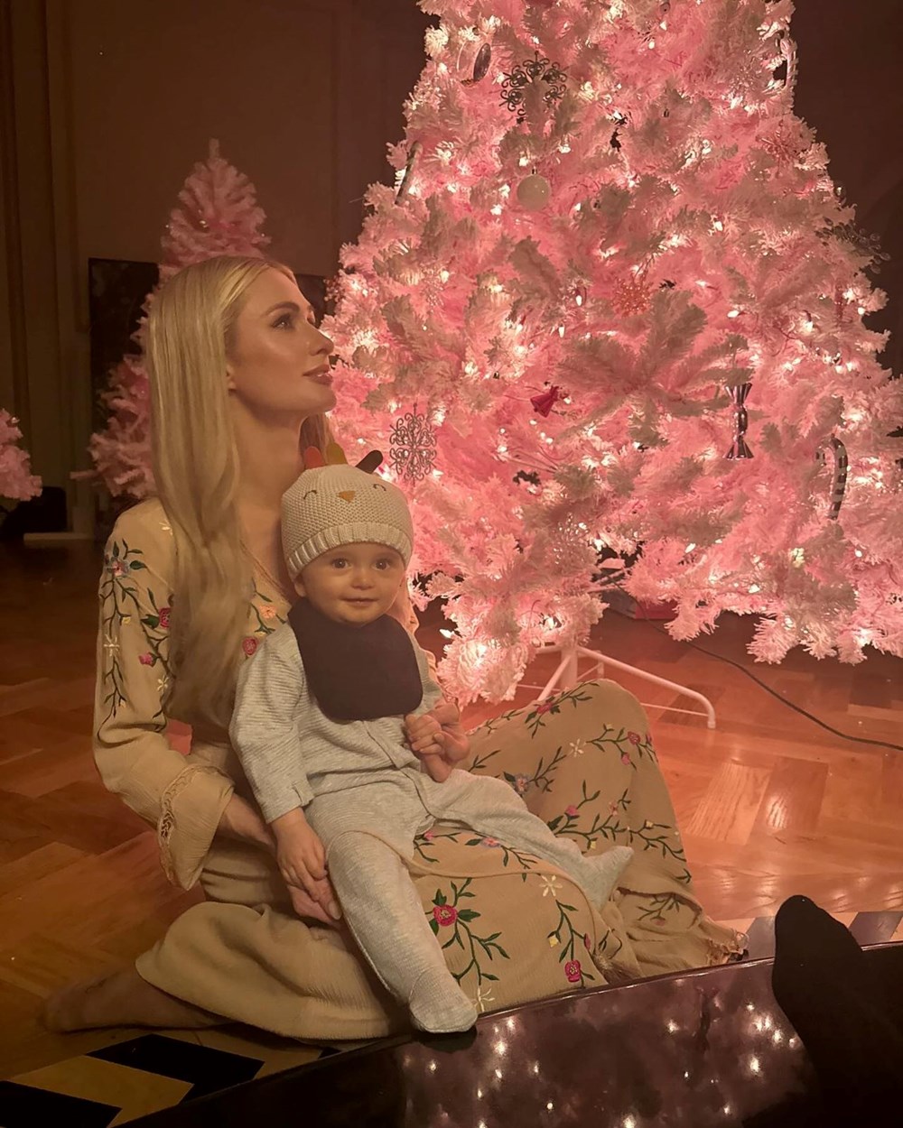 Paris Hilton'un taşıyıcı anneden kızı oldu! Bebek London'a pembe Noel kutlaması - 2