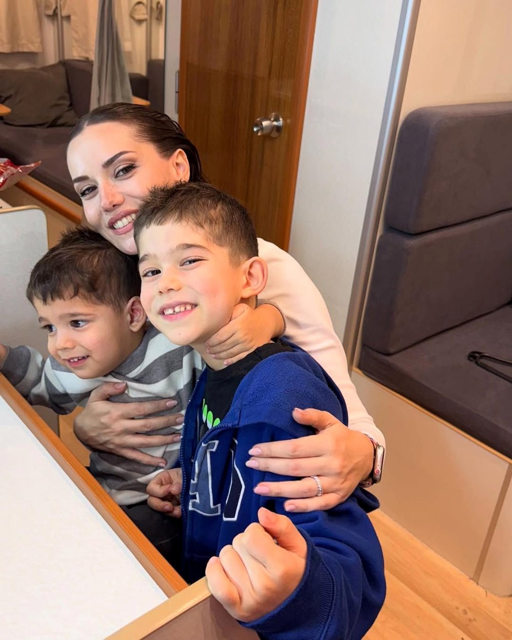 Fahriye Evcen ve oğullarından karavan pozları 75 Cf5bUuM9WEiQwNMg ZM0hw